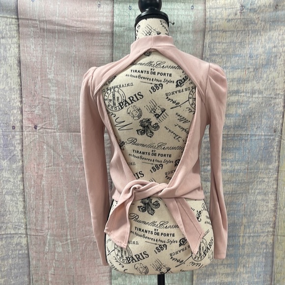 - Good used condition Woman’s Mi Ami top. Size small. - Picture 7 of 15